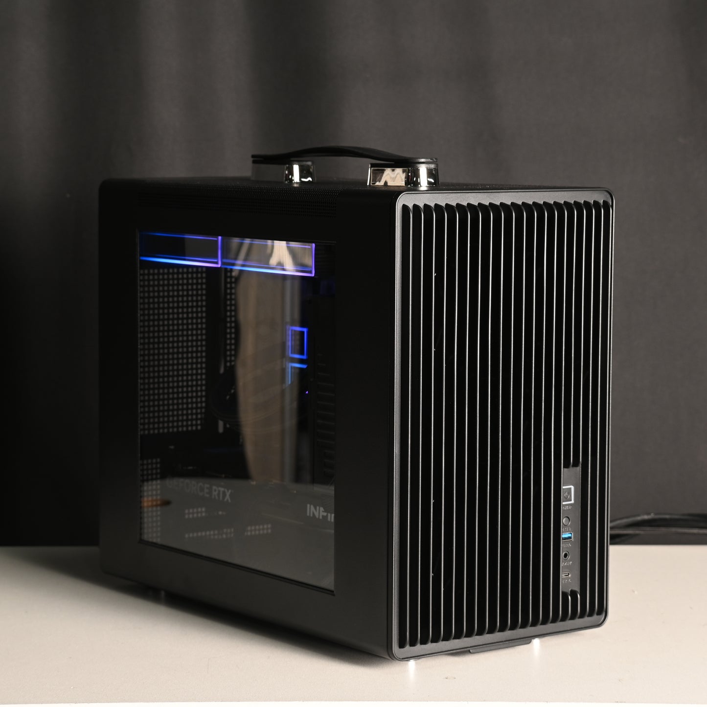 RYZEN 7 9800X3D | RTX 5070 Compact / portable Gaming Pc