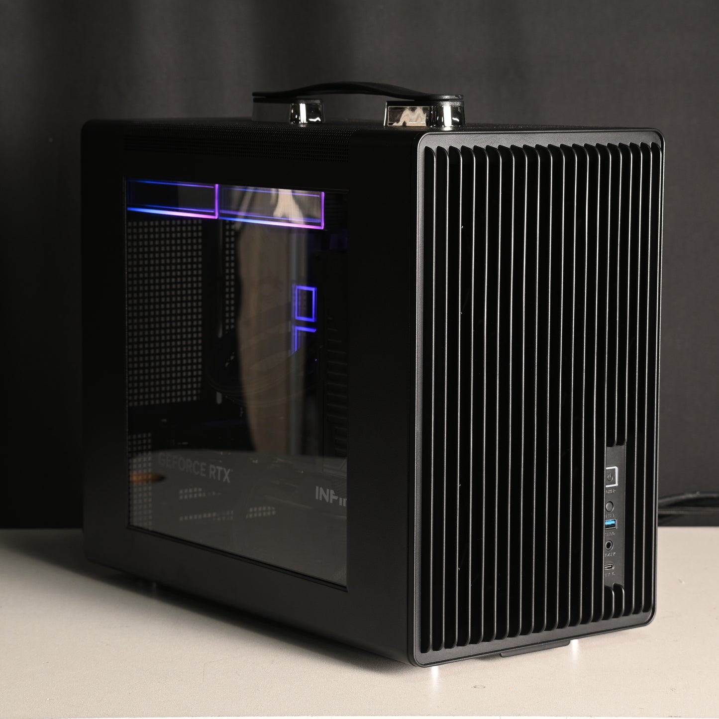 RYZEN 7 9800X3D | RTX 5070 Compact / portable Gaming Pc